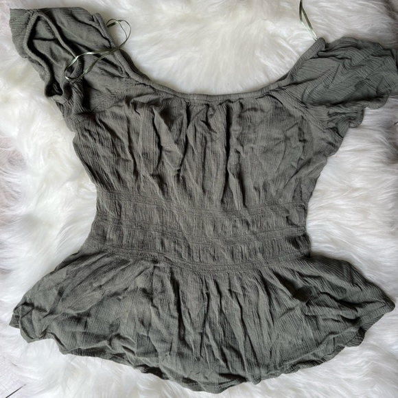 Olive green synched waist womens top! Women’s size Small. Great condition! - Picture 3 of 4